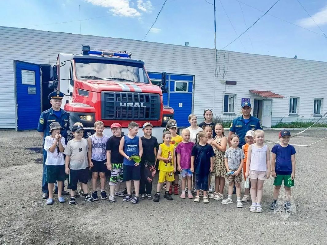 Ребята из Белозерского округа в гостях у пожарных: день открытых дверей в 21 ПСЧ Ребята из Белозерского округа в гостях у пожарных: день открытых дверей в 21 ПСЧ
