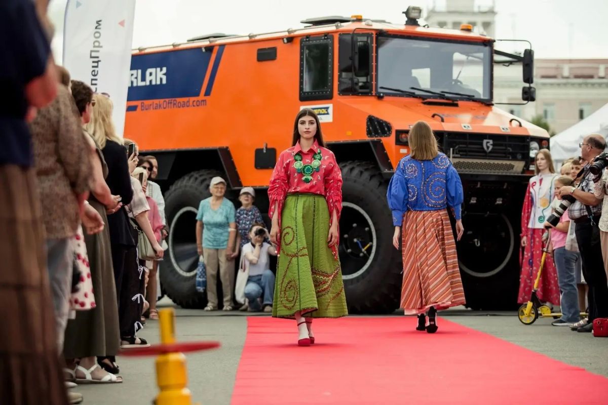 Модный показ на заводе «Вездеходы «Бурлак» Модный показ на заводе «Вездеходы «Бурлак»