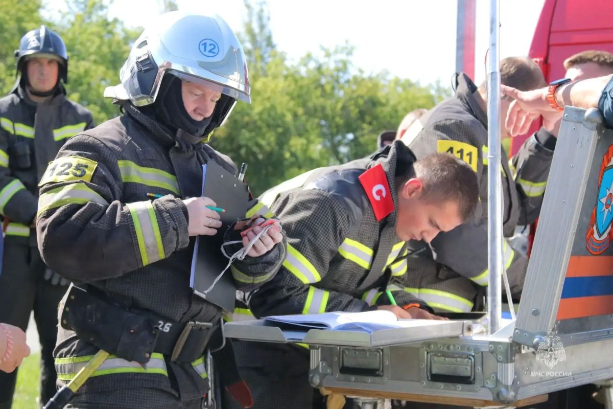 В Кургане огнеборцы МЧС России провели учения в физкультурно-оздоровительном комплексе «Звезда» В Кургане огнеборцы МЧС России провели учения в физкультурно-оздоровительном комплексе «Звезда»