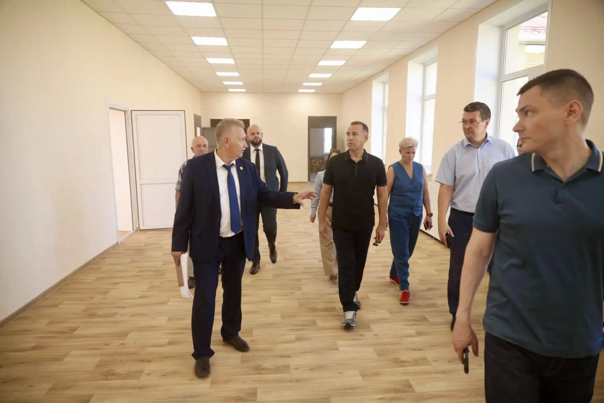 Вадим Шумков: Село Каширино.. Был здесь в прошлом году на завершении ремонта школы. Тогда договорились провести ремонт и блока начальной школы. Работы завершены. В школе обновили помещения для художественного музея... Вадим Шумков: Село Каширино.. Был здесь в прошлом году на завершении ремонта школы. Тогда договорились провести ремонт и блока начальной школы. Работы завершены. В школе обновили помещения для художественного музея...