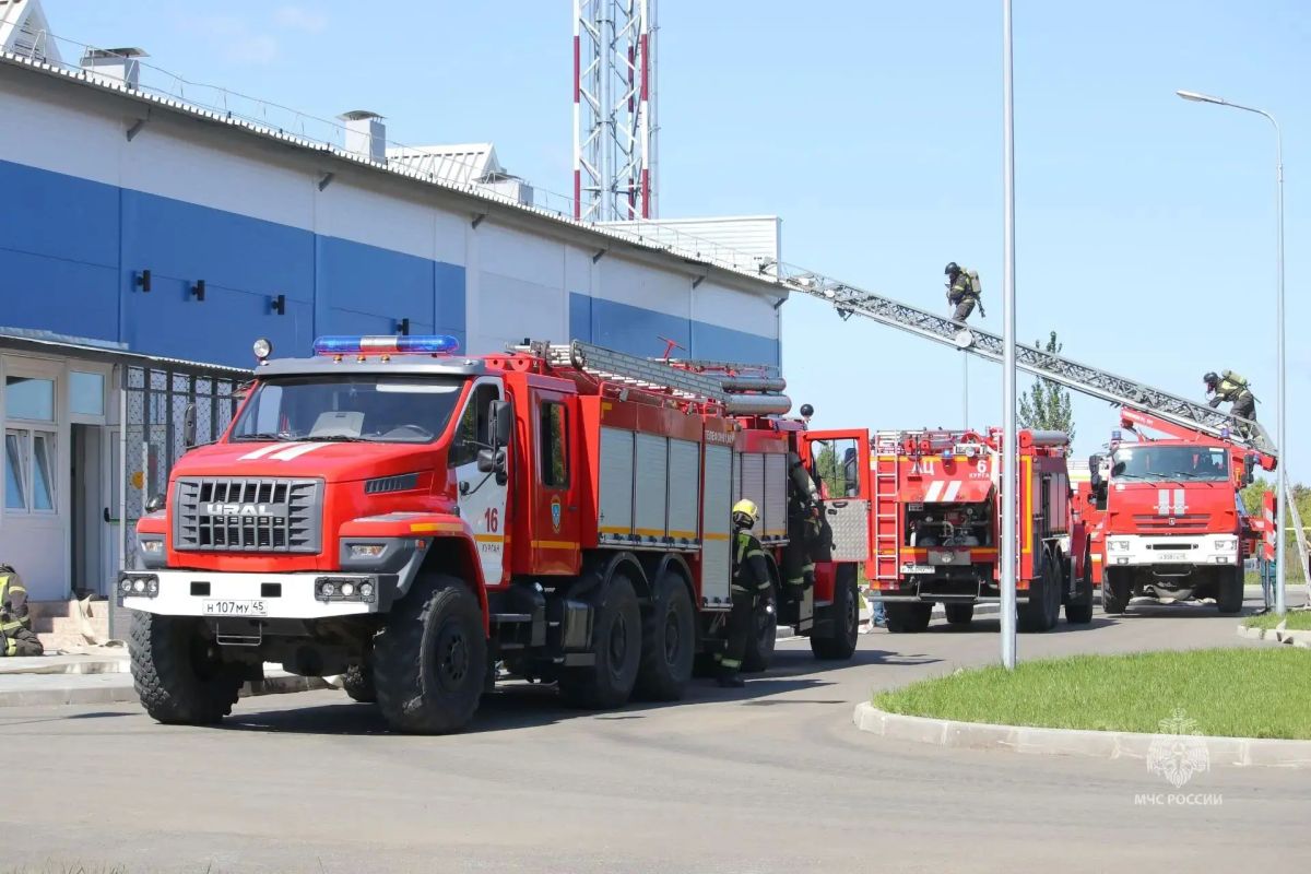 В Кургане огнеборцы МЧС России провели учения в физкультурно-оздоровительном комплексе «Звезда» В Кургане огнеборцы МЧС России провели учения в физкультурно-оздоровительном комплексе «Звезда»