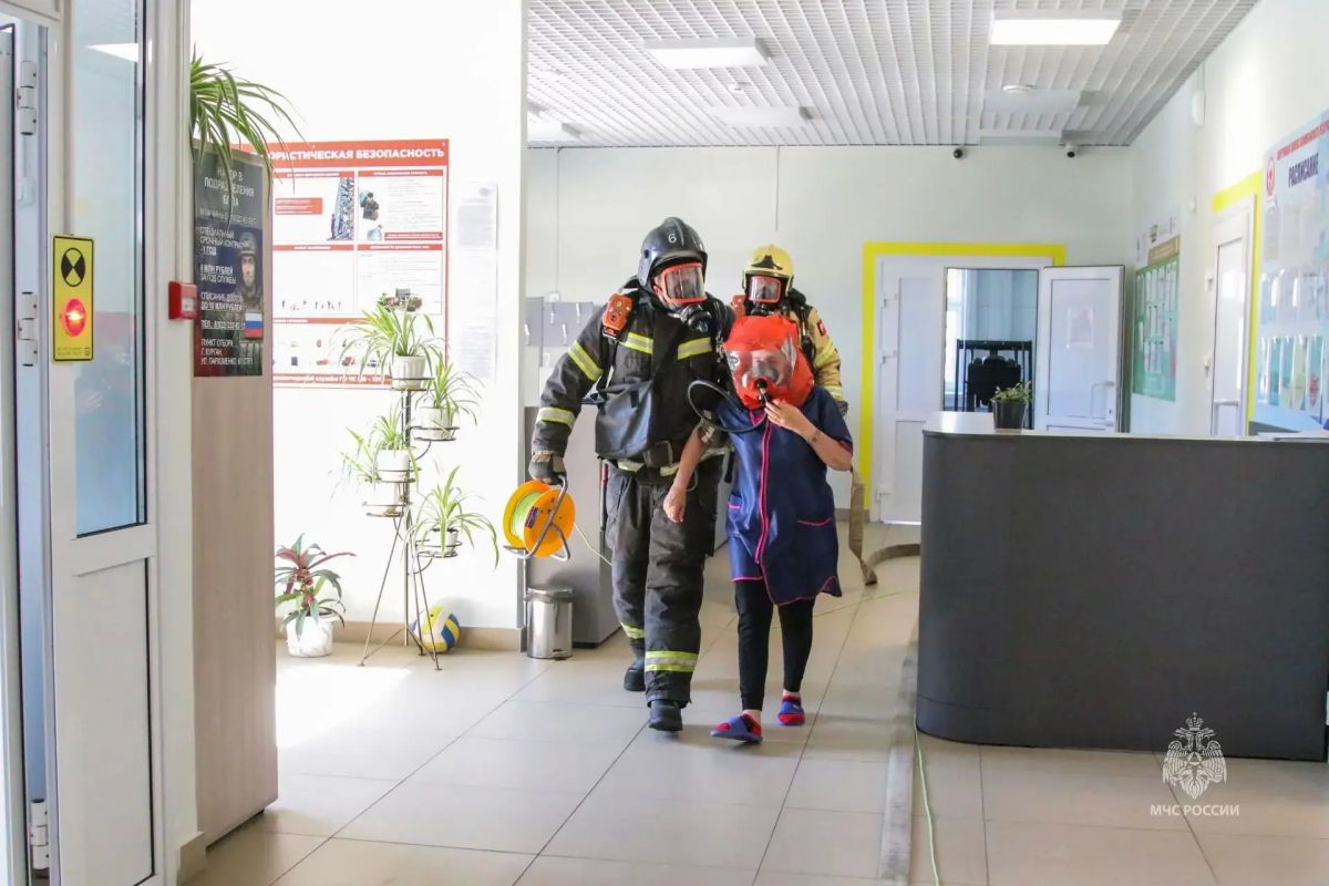 В Кургане огнеборцы МЧС России провели учения в физкультурно-оздоровительном комплексе «Звезда» В Кургане огнеборцы МЧС России провели учения в физкультурно-оздоровительном комплексе «Звезда»