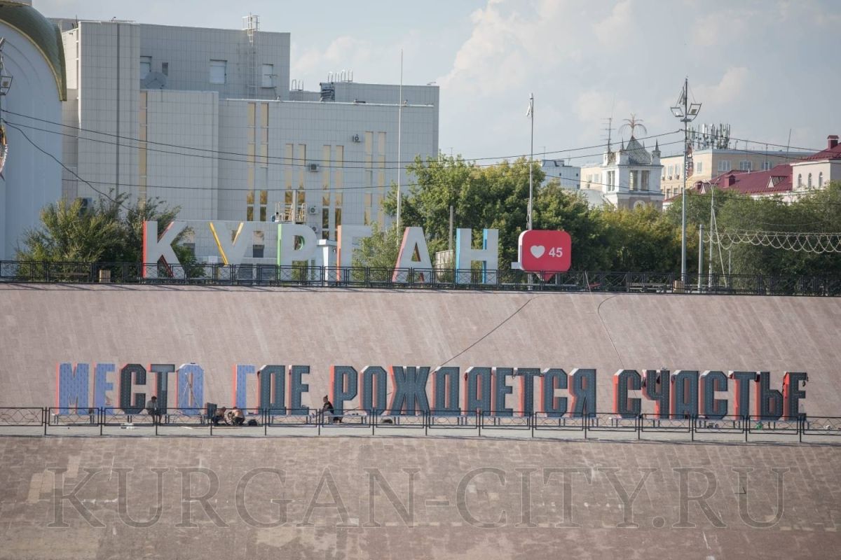«Место, где рождается счастье»: на набережной Кургана монтируют 30метровую инсталляцию
