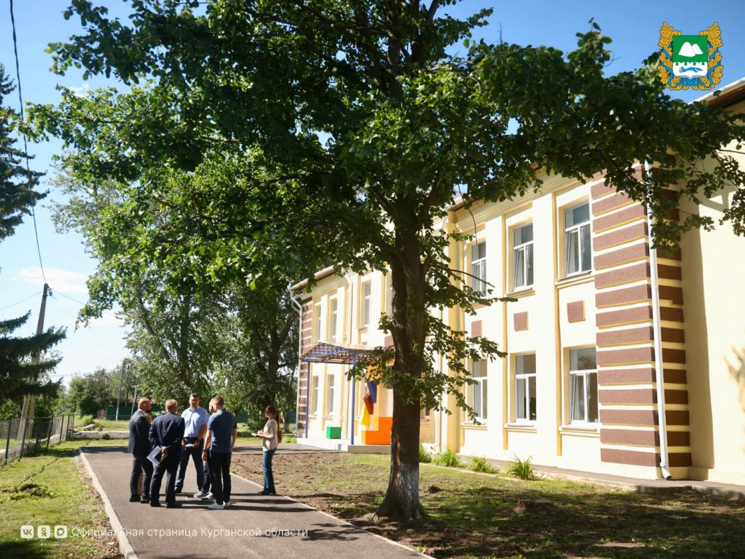 В селе Каширино Кетовского округа завершили работы по ремонту еще одного здания школы имени Д.А. Белоусова. Губернатор Вадим Шумков в рамках рабочего выезда в муниципалитет оценил созданные для учеников начальной школы... В селе Каширино Кетовского округа завершили работы по ремонту еще одного здания школы имени Д.А. Белоусова. Губернатор Вадим Шумков в рамках рабочего выезда в муниципалитет оценил созданные для учеников начальной школы...