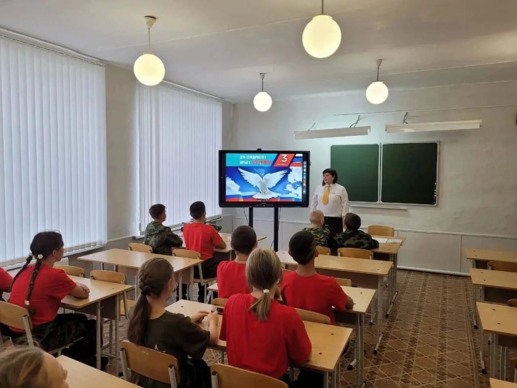 В Курганской области подвели итоги конкурса по программе «Земский учитель», которая реализуется в рамках федерального проекта «Педагоги и наставники» нацпроекта «Молодежь и дети» В Курганской области подвели итоги конкурса по программе «Земский учитель», которая реализуется в рамках федерального проекта «Педагоги и наставники» нацпроекта «Молодежь и дети»