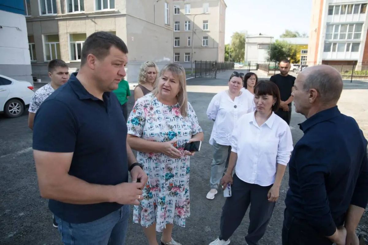 Антон Науменко: Заехали проверить, как идут дела в образовательных учреждениях — время идёт, а до начала учебного года осталось всего две недели Антон Науменко: Заехали проверить, как идут дела в образовательных учреждениях — время идёт, а до начала учебного года осталось всего две недели