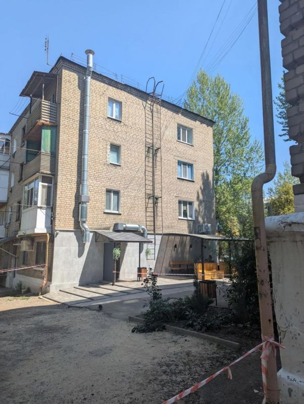 Ремонт кровли жилого дома в Молодогвардейске вышел на финишную прямую