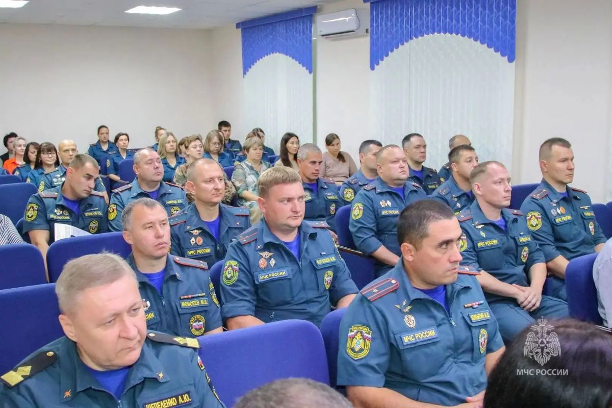 В преддверии Дня Государственного флага РФ в Главном управлении МЧС России по Курганской области чествовали отличившихся сотрудников В преддверии Дня Государственного флага РФ в Главном управлении МЧС России по Курганской области чествовали отличившихся сотрудников