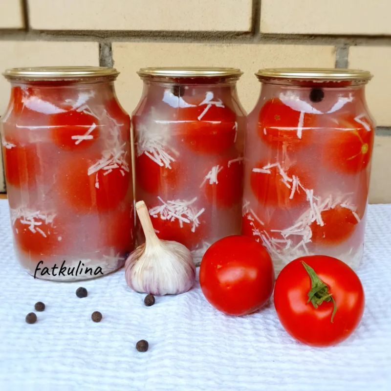 Помидоры под снегом: вкусная закуска, которую легко приготовить