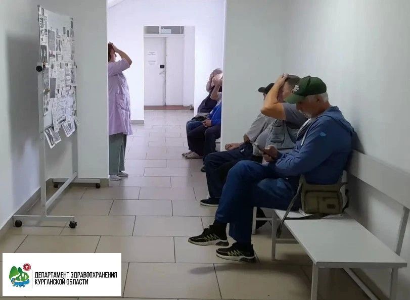 «Минутка здоровья» в коридоре: пациенты МРБ №3 сделали физминутку «Минутка здоровья» в коридоре: пациенты МРБ №3 сделали физминутку