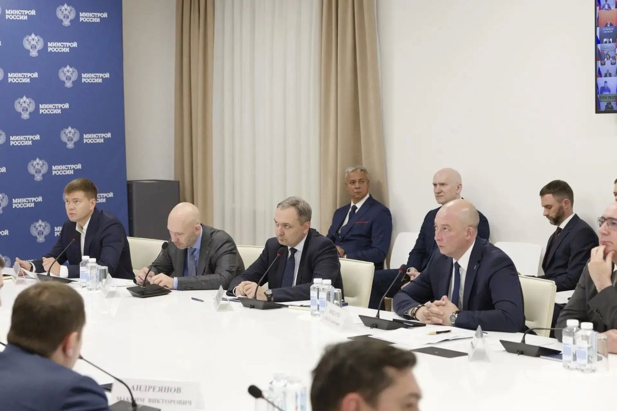 Глава Минстроя России Ирек Файзуллин провел еженедельное совещание с регионами и главными распорядителями бюджетных средств (ГРБС) Глава Минстроя России Ирек Файзуллин провел еженедельное совещание с регионами и главными распорядителями бюджетных средств (ГРБС)