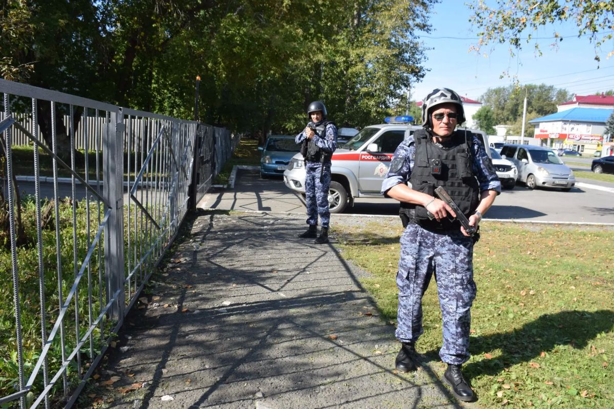 Накануне учебного года в школах города прошли практические тренировки антитеррористической направленности Накануне учебного года в школах города прошли практические тренировки антитеррористической направленности