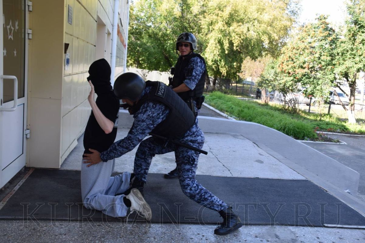 Школы Кургана готовятся к нештатным ситуациям: в городе прошли антитеррористические тренировки