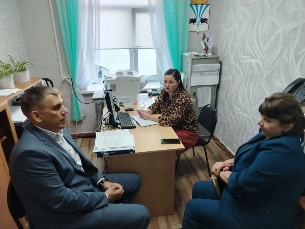 Глава облизбиркома Роман Скиндерев проинформировал о подготовке к выборам коллектив АО «ШААЗ» и обсудил организационные вопросы с представителями органов местного самоуправления Глава облизбиркома Роман Скиндерев проинформировал о подготовке к выборам коллектив АО «ШААЗ» и обсудил организационные вопросы с представителями органов местного самоуправления