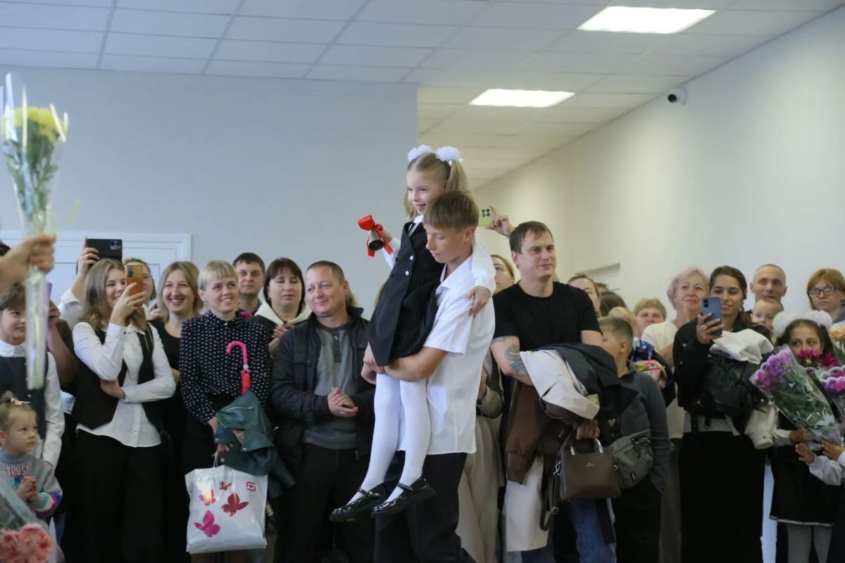 Заместитель директора департамента социальной политики администрации города Венера Быкова приняла участие в торжественном мероприятии ко Дню знаний в корпусе школы №44, который был капитально отремонтирован в этом году в... Заместитель директора департамента социальной политики администрации города Венера Быкова приняла участие в торжественном мероприятии ко Дню знаний в корпусе школы №44, который был капитально отремонтирован в этом году в...