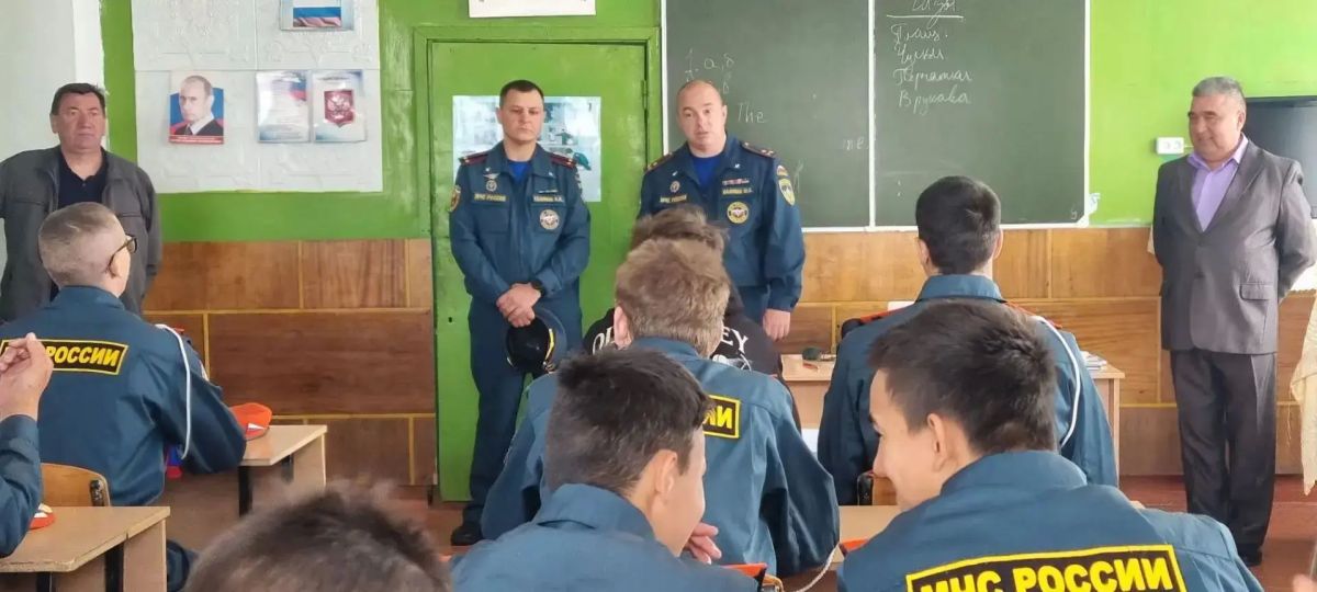 Исключительно безопасных дней в новом учебном году пожелали сотрудники МЧС России зауральским педагогам, школьникам и их родителям Исключительно безопасных дней в новом учебном году пожелали сотрудники МЧС России зауральским педагогам, школьникам и их родителям