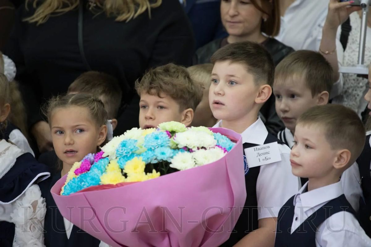 Глава города Кургана Антон Науменко поздравил школьников с Днём знаний Глава города Кургана Антон Науменко поздравил школьников с Днём знаний