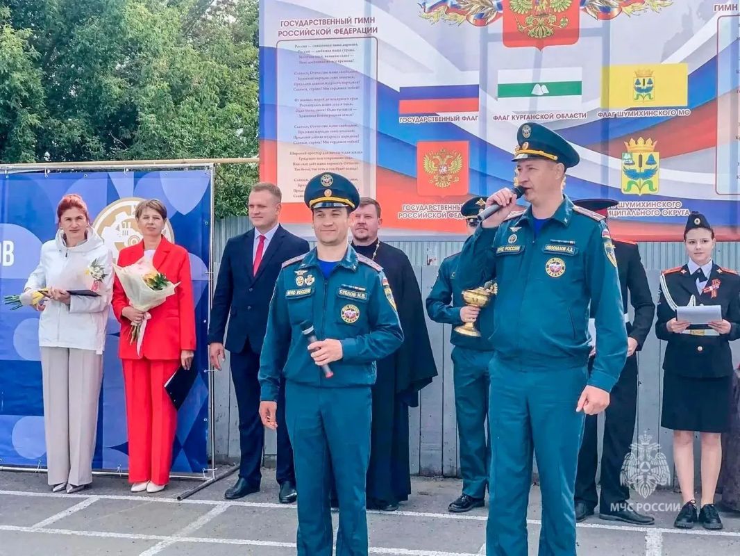 Исключительно безопасных дней в новом учебном году пожелали сотрудники МЧС России зауральским педагогам, школьникам и их родителям Исключительно безопасных дней в новом учебном году пожелали сотрудники МЧС России зауральским педагогам, школьникам и их родителям