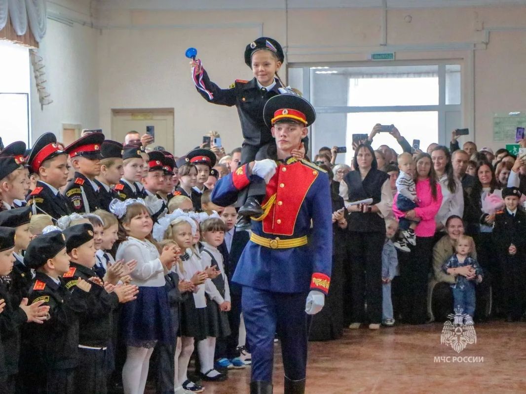 Исключительно безопасных дней в новом учебном году пожелали сотрудники МЧС России зауральским педагогам, школьникам и их родителям Исключительно безопасных дней в новом учебном году пожелали сотрудники МЧС России зауральским педагогам, школьникам и их родителям