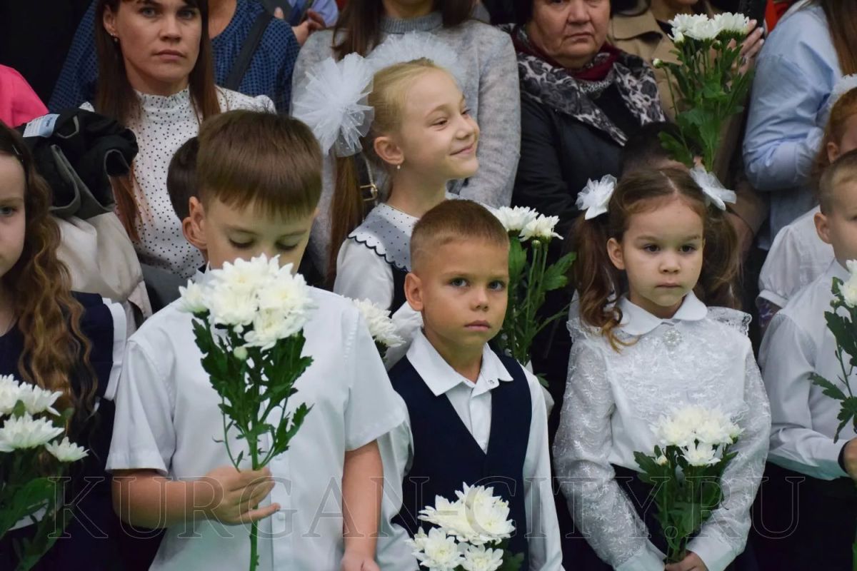 На праздничной линейке в школе № 5 побывал директор департамента финансов и имущества администрации города Кургана Игорь Зворыгин На праздничной линейке в школе № 5 побывал директор департамента финансов и имущества администрации города Кургана Игорь Зворыгин
