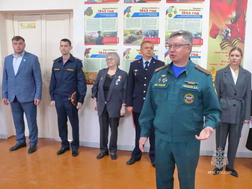 Исключительно безопасных дней в новом учебном году пожелали сотрудники МЧС России зауральским педагогам, школьникам и их родителям Исключительно безопасных дней в новом учебном году пожелали сотрудники МЧС России зауральским педагогам, школьникам и их родителям