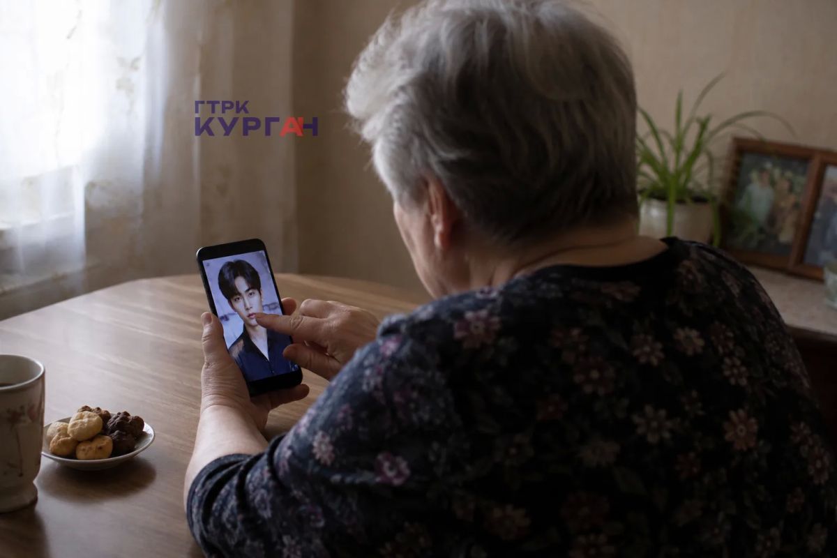 Мошенник прикинулся корейским айдолом и обманул пенсионерку из Куртамыша