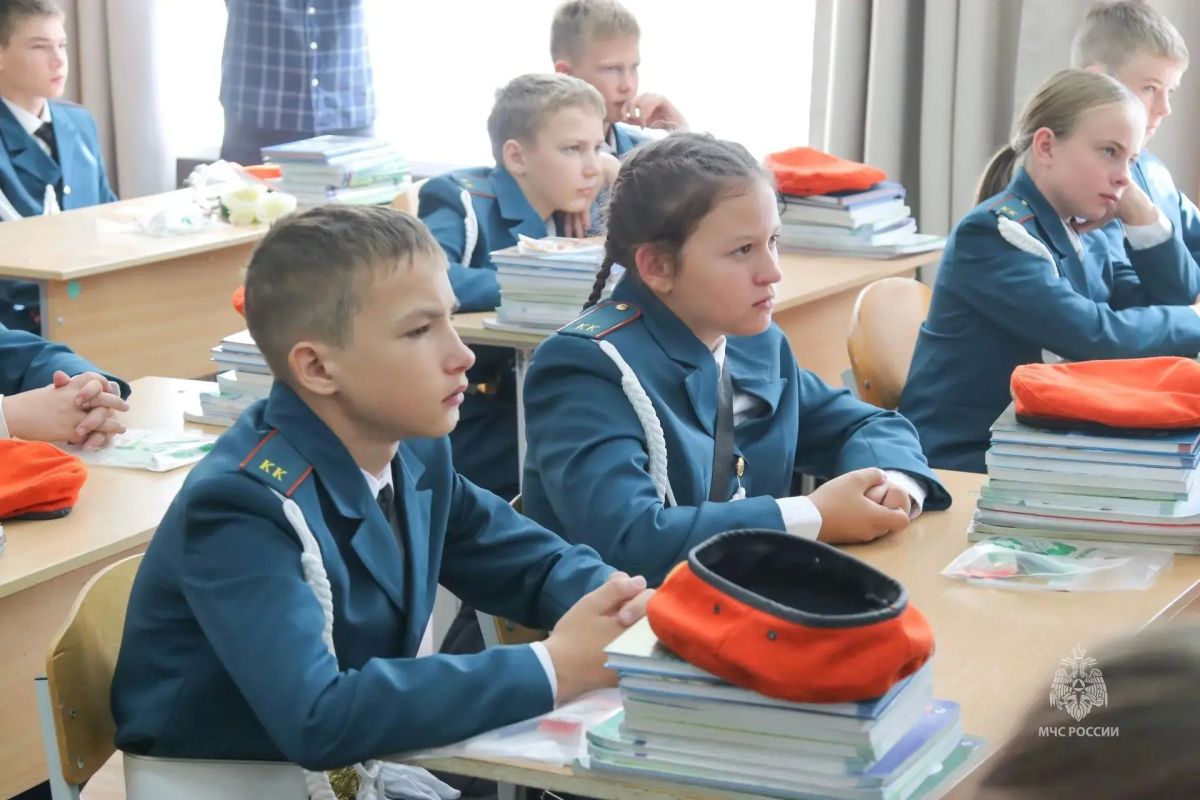 Исключительно безопасных дней в новом учебном году пожелали сотрудники МЧС России зауральским педагогам, школьникам и их родителям Исключительно безопасных дней в новом учебном году пожелали сотрудники МЧС России зауральским педагогам, школьникам и их родителям