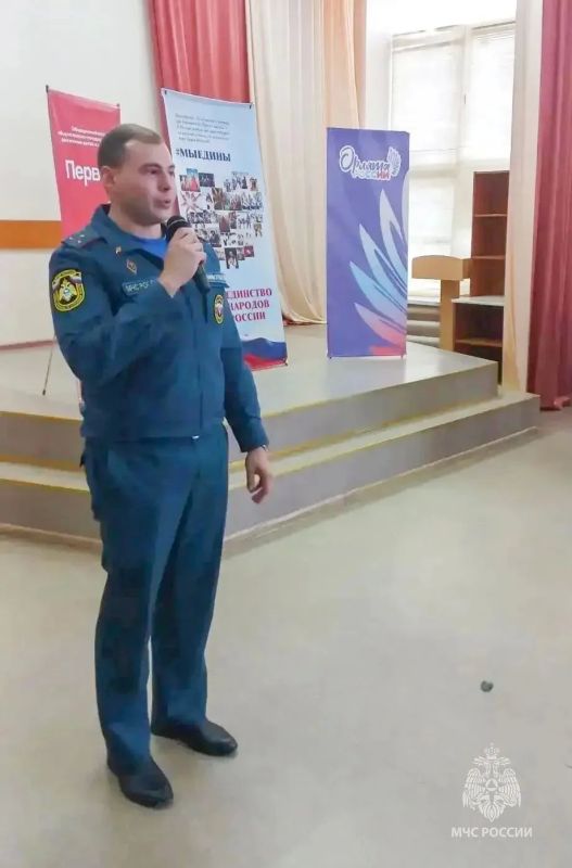 Исключительно безопасных дней в новом учебном году пожелали сотрудники МЧС России зауральским педагогам, школьникам и их родителям Исключительно безопасных дней в новом учебном году пожелали сотрудники МЧС России зауральским педагогам, школьникам и их родителям