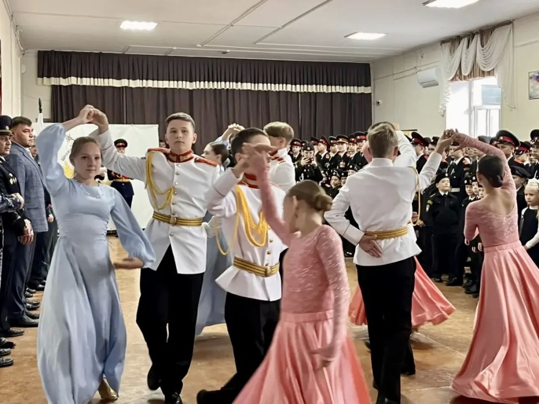 В школе № 75 прошла торжественная линейка с участием главного дорожного полицейского региона В школе № 75 прошла торжественная линейка с участием главного дорожного полицейского региона