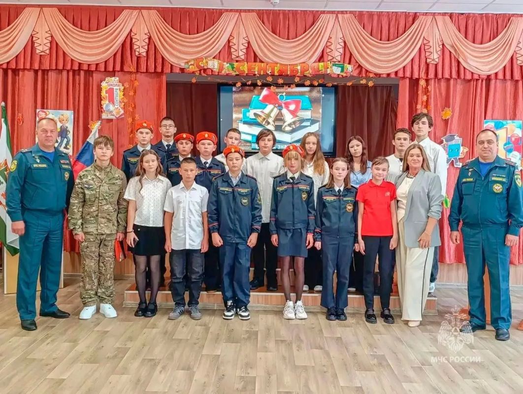 Исключительно безопасных дней в новом учебном году пожелали сотрудники МЧС России зауральским педагогам, школьникам и их родителям Исключительно безопасных дней в новом учебном году пожелали сотрудники МЧС России зауральским педагогам, школьникам и их родителям