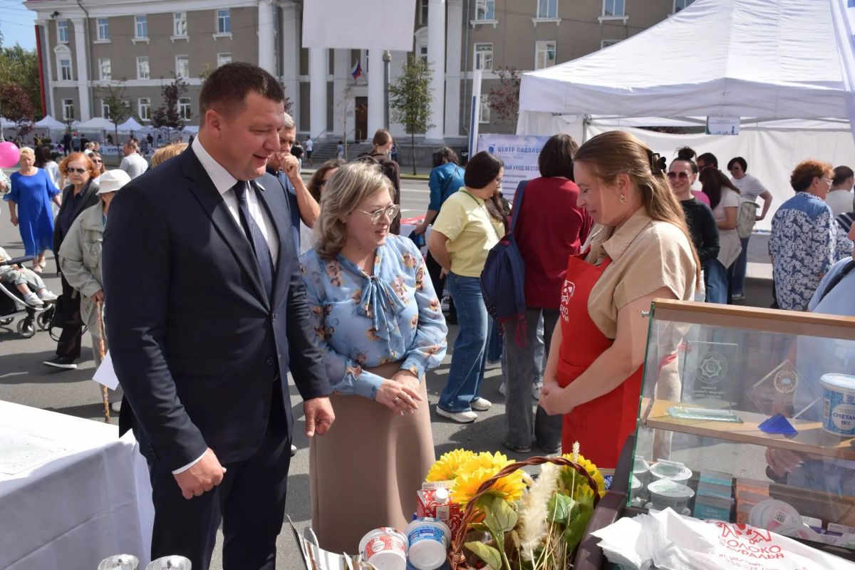Сегодня на площадке у кинотеатра «Россия» открылась ежегодная выставка-продажа «Малый бизнес – любимому городу», организованная департаментом экономического развития, предпринимательства и торговли администрации города... Сегодня на площадке у кинотеатра «Россия» открылась ежегодная выставка-продажа «Малый бизнес – любимому городу», организованная департаментом экономического развития, предпринимательства и торговли администрации города...