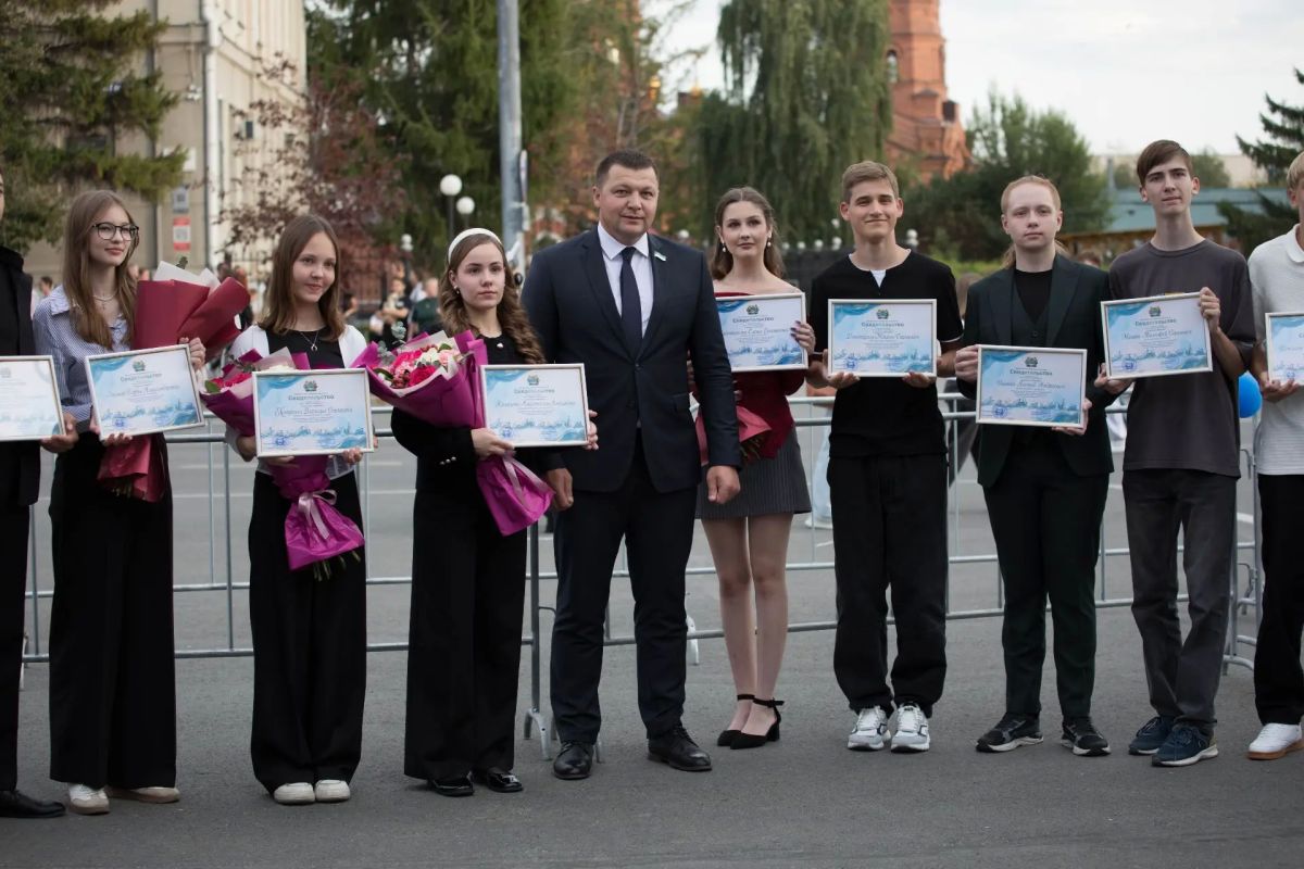 Антон Науменко: Поздравил курганцев с Днем города с главной сцены Антон Науменко: Поздравил курганцев с Днем города с главной сцены