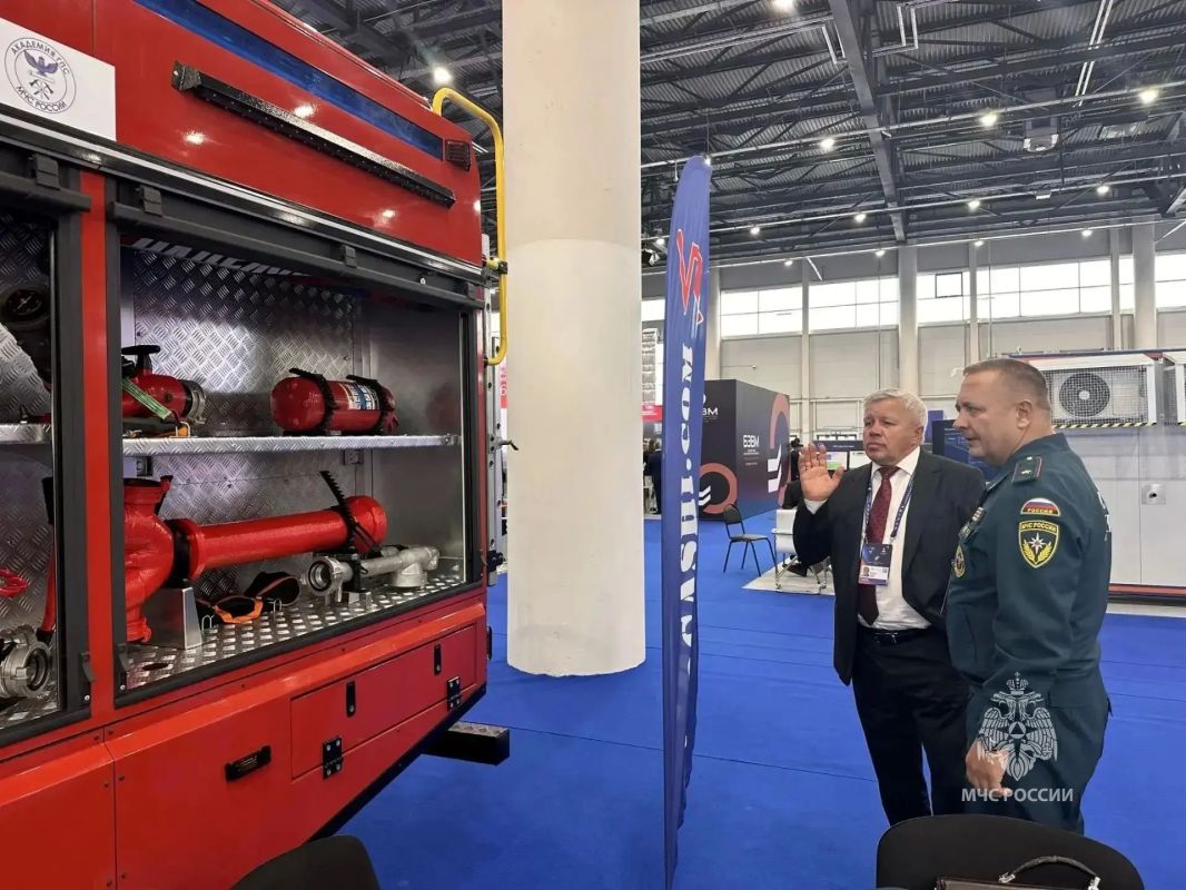 Главы МЧС России и Республики Татарстан осмотрели отечественные и зарубежные образцы техники и вооружения на салоне «Комплексная безопасность» Главы МЧС России и Республики Татарстан осмотрели отечественные и зарубежные образцы техники и вооружения на салоне «Комплексная безопасность»