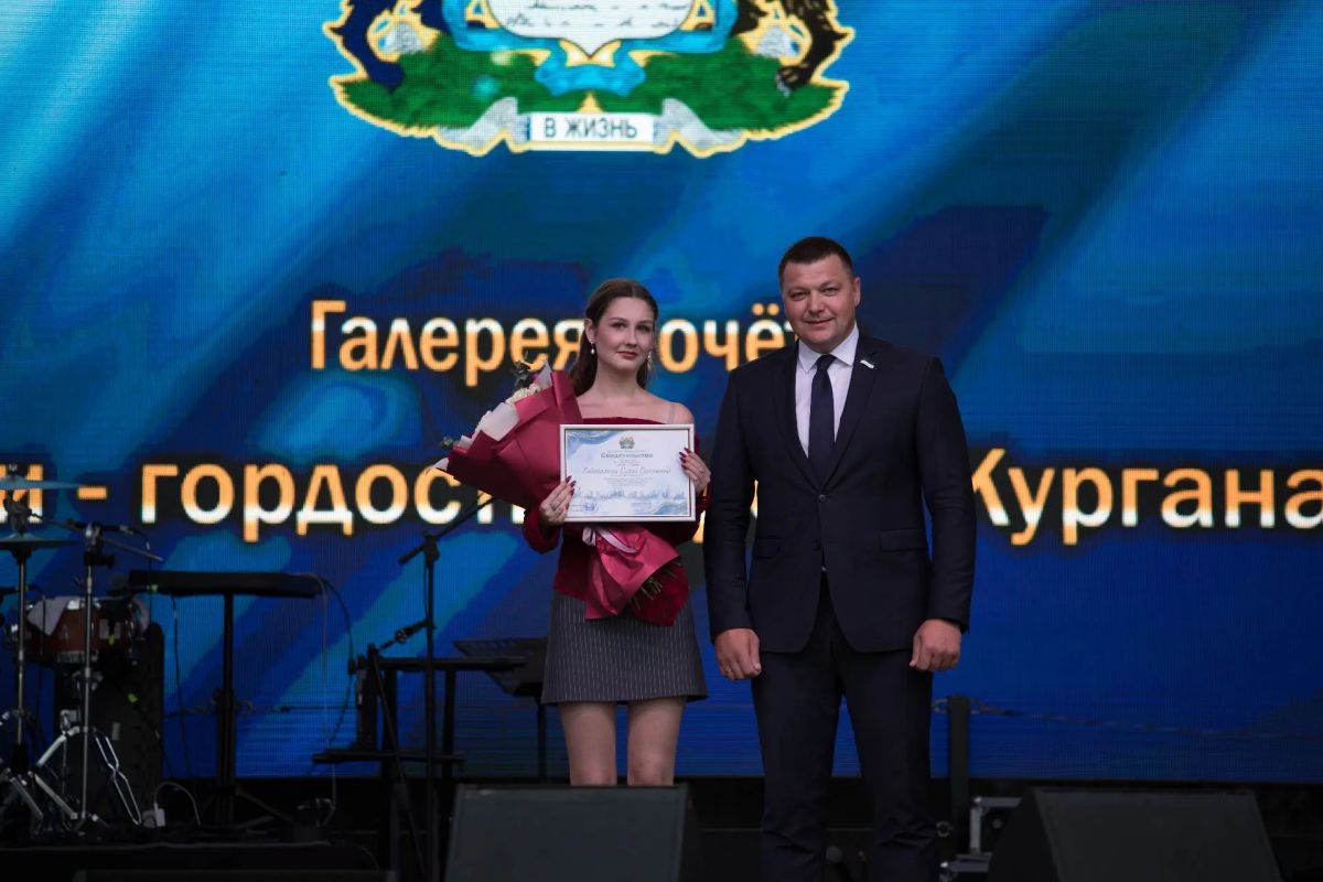 Антон Науменко: Поздравил курганцев с Днем города с главной сцены Антон Науменко: Поздравил курганцев с Днем города с главной сцены