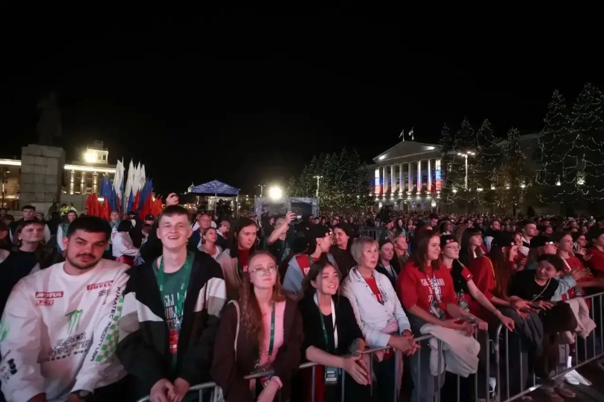 День города в Кургане завершился ярким концертом на центральной площади и красочным салютом День города в Кургане завершился ярким концертом на центральной площади и красочным салютом