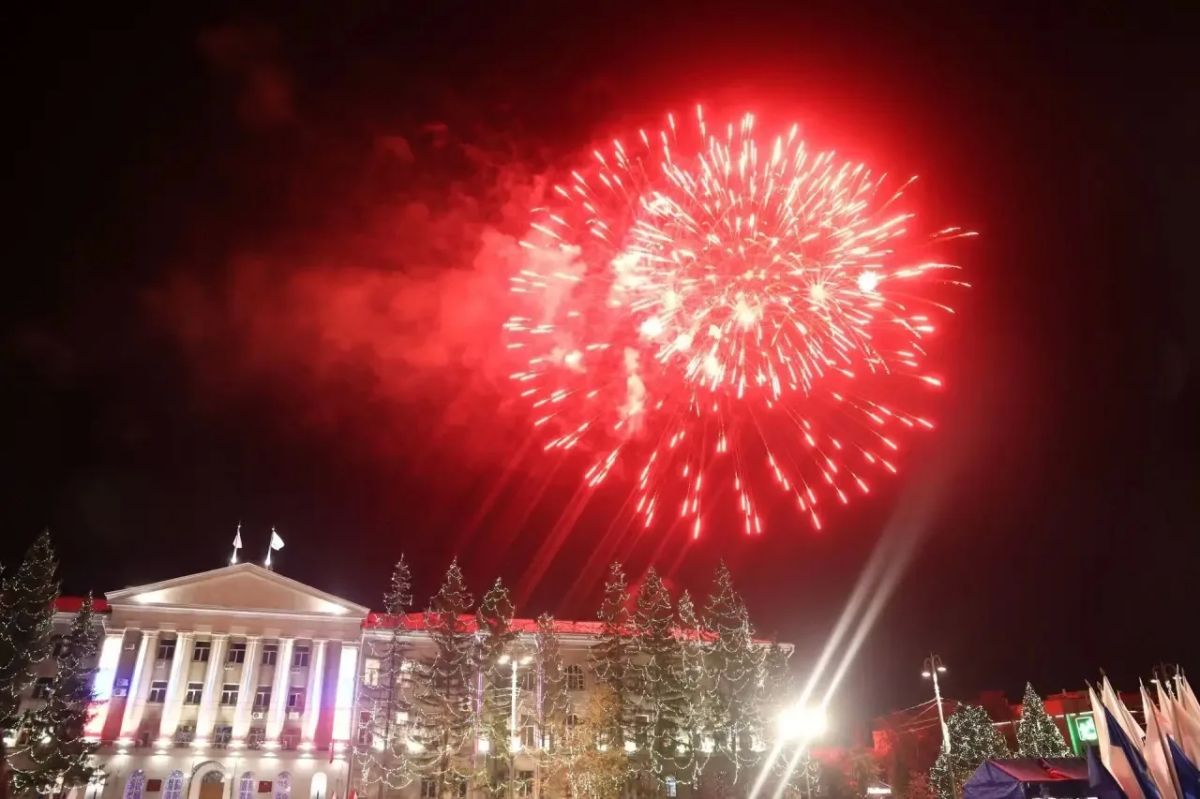 День города в Кургане завершился ярким концертом на центральной площади и красочным салютом День города в Кургане завершился ярким концертом на центральной площади и красочным салютом