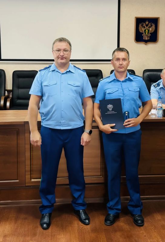 Сегодня прокурор Курганской области Владислав Московских в торжественной обстановке поздравил оперативных работников с присвоением классных чинов Сегодня прокурор Курганской области Владислав Московских в торжественной обстановке поздравил оперативных работников с присвоением классных чинов