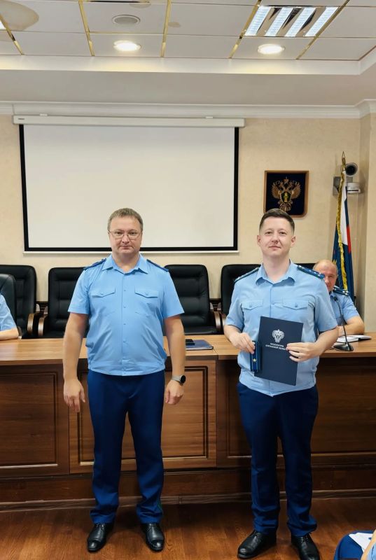 Сегодня прокурор Курганской области Владислав Московских в торжественной обстановке поздравил оперативных работников с присвоением классных чинов Сегодня прокурор Курганской области Владислав Московских в торжественной обстановке поздравил оперативных работников с присвоением классных чинов