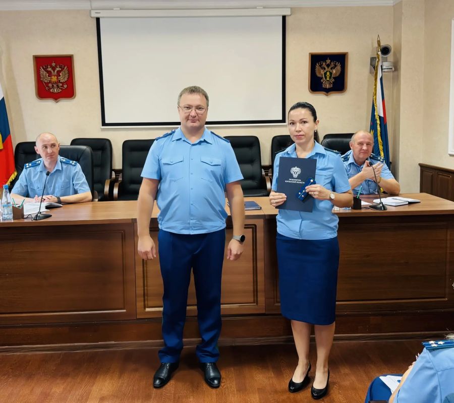 Сегодня прокурор Курганской области Владислав Московских в торжественной обстановке поздравил оперативных работников с присвоением классных чинов Сегодня прокурор Курганской области Владислав Московских в торжественной обстановке поздравил оперативных работников с присвоением классных чинов