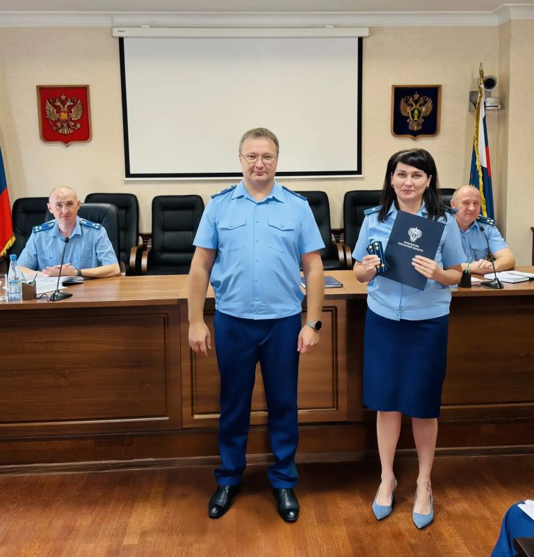 Сегодня прокурор Курганской области Владислав Московских в торжественной обстановке поздравил оперативных работников с присвоением классных чинов Сегодня прокурор Курганской области Владислав Московских в торжественной обстановке поздравил оперативных работников с присвоением классных чинов