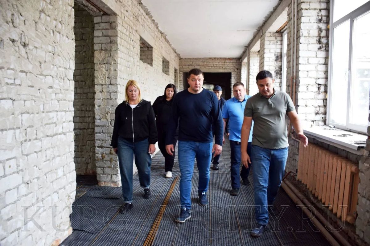 Глава города Антон Науменко сегодня, 12 сентября, провёл очередной рабочий объезд, в ходе которого проконтролировал, как идут ремонтные работы на ключевых городских объектах Глава города Антон Науменко сегодня, 12 сентября, провёл очередной рабочий объезд, в ходе которого проконтролировал, как идут ремонтные работы на ключевых городских объектах