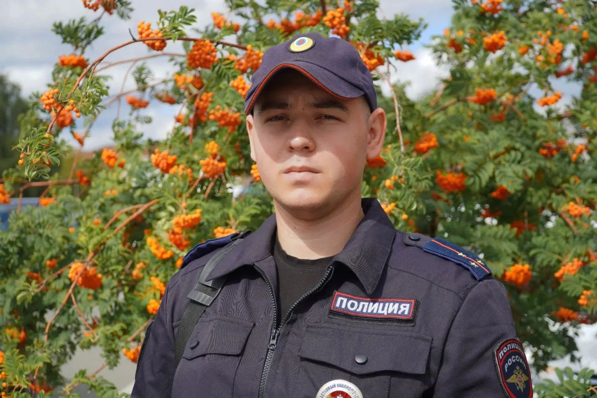 Сегодня продолжаем знакомство с участниками конкурса «Народный участковый – 2026» и представляем Владислава Неустроева – участкового уполномоченного полиции отделения полиции «Шатровское» МО МВД России «Каргапольский»