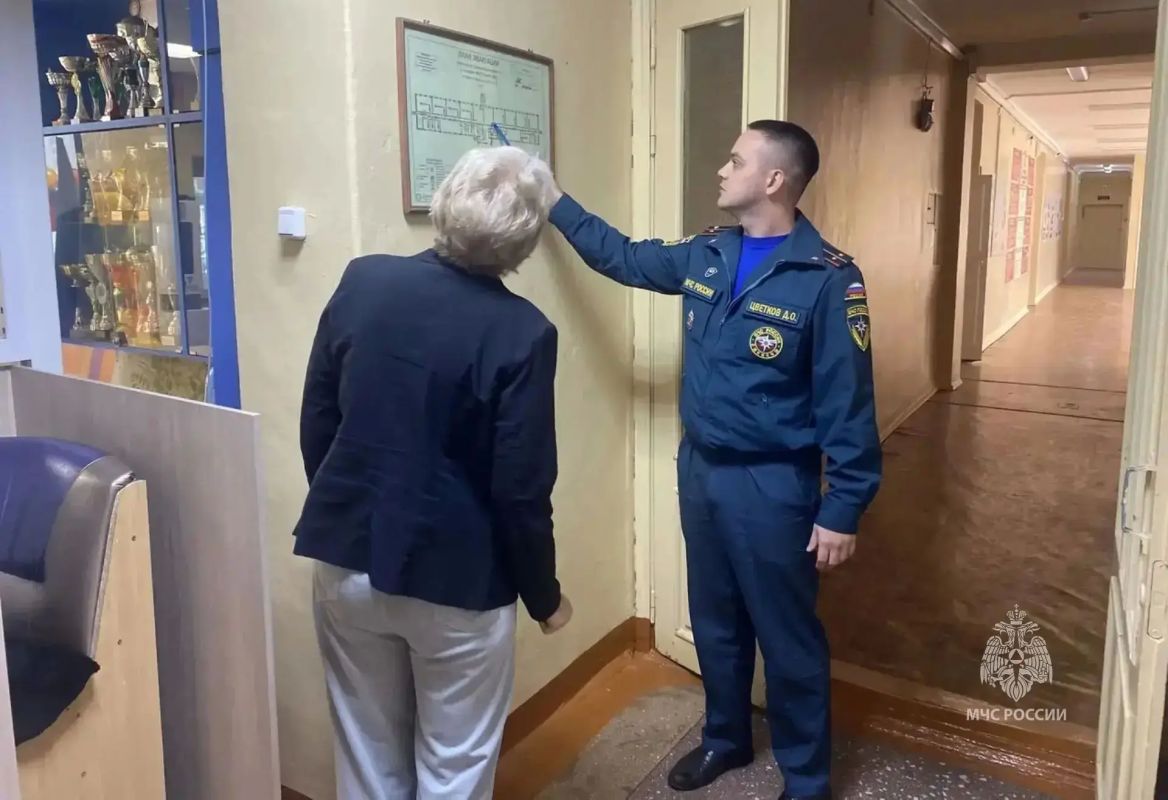 В Курганской области сотрудники Испытательной пожарной лаборатории и госпожнадзора проводят консультации в ходе обследования избирательных участков В Курганской области сотрудники Испытательной пожарной лаборатории и госпожнадзора проводят консультации в ходе обследования избирательных участков