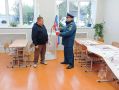 В Курганской области сотрудники Испытательной пожарной лаборатории и госпожнадзора проводят консультации в ходе обследования избирательных участков