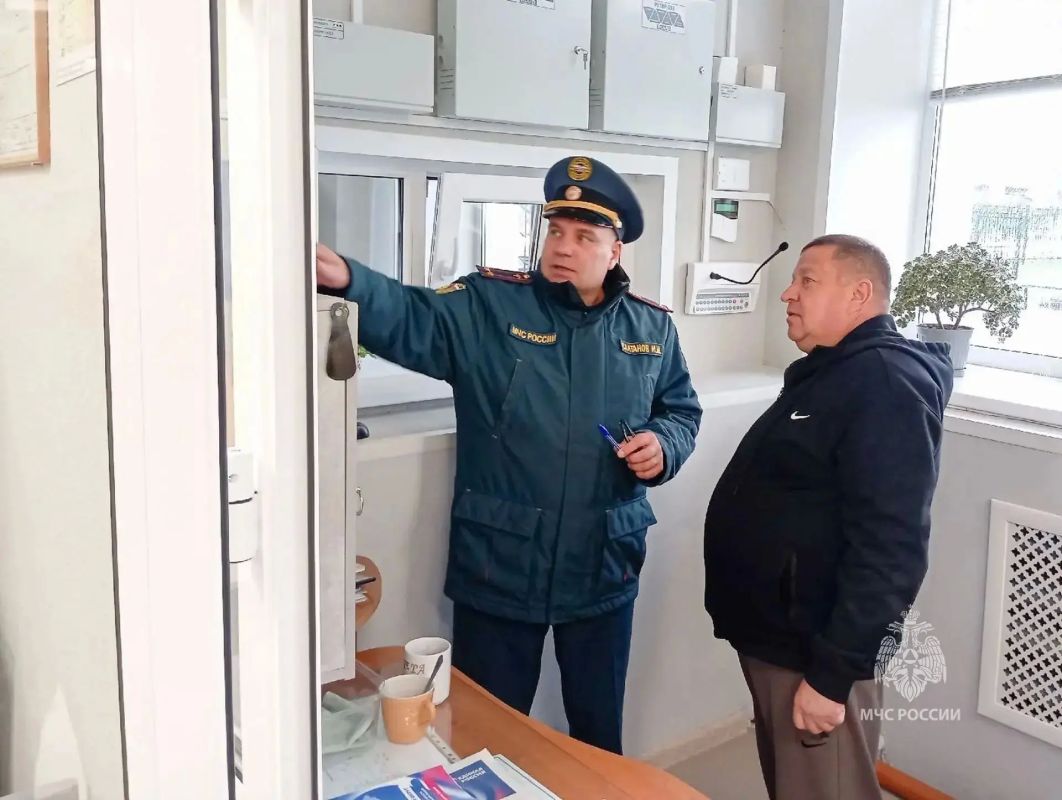 В Курганской области сотрудники Испытательной пожарной лаборатории и госпожнадзора проводят консультации в ходе обследования избирательных участков В Курганской области сотрудники Испытательной пожарной лаборатории и госпожнадзора проводят консультации в ходе обследования избирательных участков