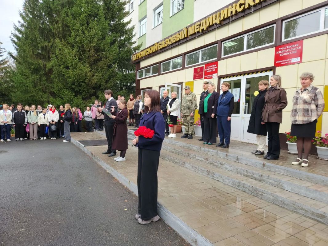 В память о Герое: в Кургане увековечили имя погибшего на СВО выпускника медицинского колледжа В память о Герое: в Кургане увековечили имя погибшего на СВО выпускника медицинского колледжа