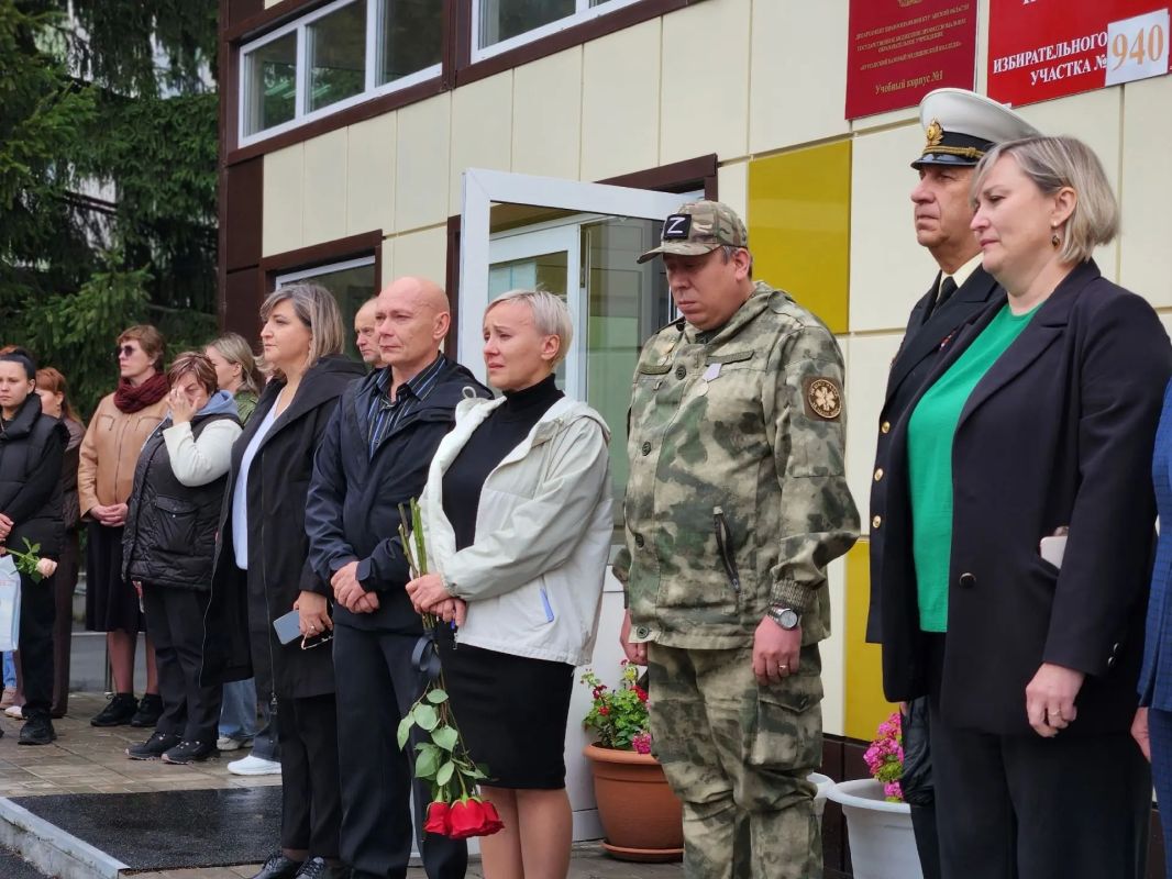 В память о Герое: в Кургане увековечили имя погибшего на СВО выпускника медицинского колледжа В память о Герое: в Кургане увековечили имя погибшего на СВО выпускника медицинского колледжа