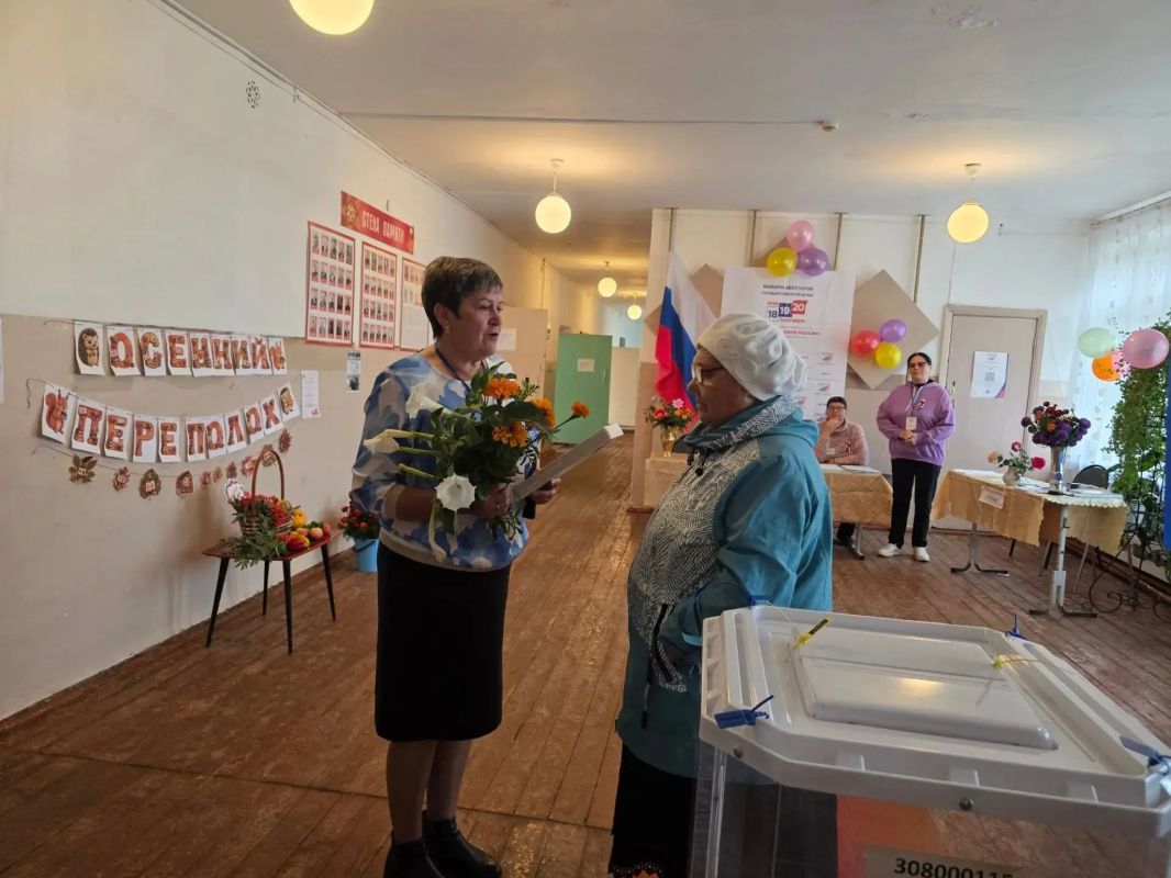 Члены участковых избирательных комиссий в день голосования стараются не только организовать голосование, но и поздравить юбиляров, именинников и просто тех, у кого сегодня, в день выборов, семейный праздник Члены участковых избирательных комиссий в день голосования стараются не только организовать голосование, но и поздравить юбиляров, именинников и просто тех, у кого сегодня, в день выборов, семейный праздник