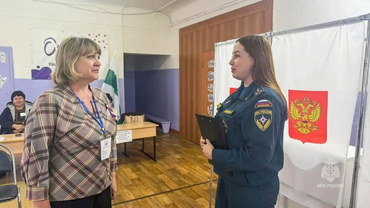 Сотрудники областного чрезвычайного ведомства обеспечивают пожарную безопасность на избирательных участках Сотрудники областного чрезвычайного ведомства обеспечивают пожарную безопасность на избирательных участках