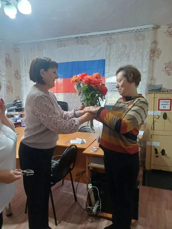 Члены участковых избирательных комиссий в день голосования стараются не только организовать голосование, но и поздравить юбиляров, именинников и просто тех, у кого сегодня, в день выборов, семейный праздник Члены участковых избирательных комиссий в день голосования стараются не только организовать голосование, но и поздравить юбиляров, именинников и просто тех, у кого сегодня, в день выборов, семейный праздник